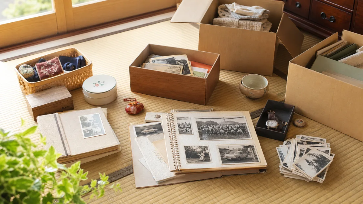 畳の部屋に並べられた古い写真やアルバム、思い出の品