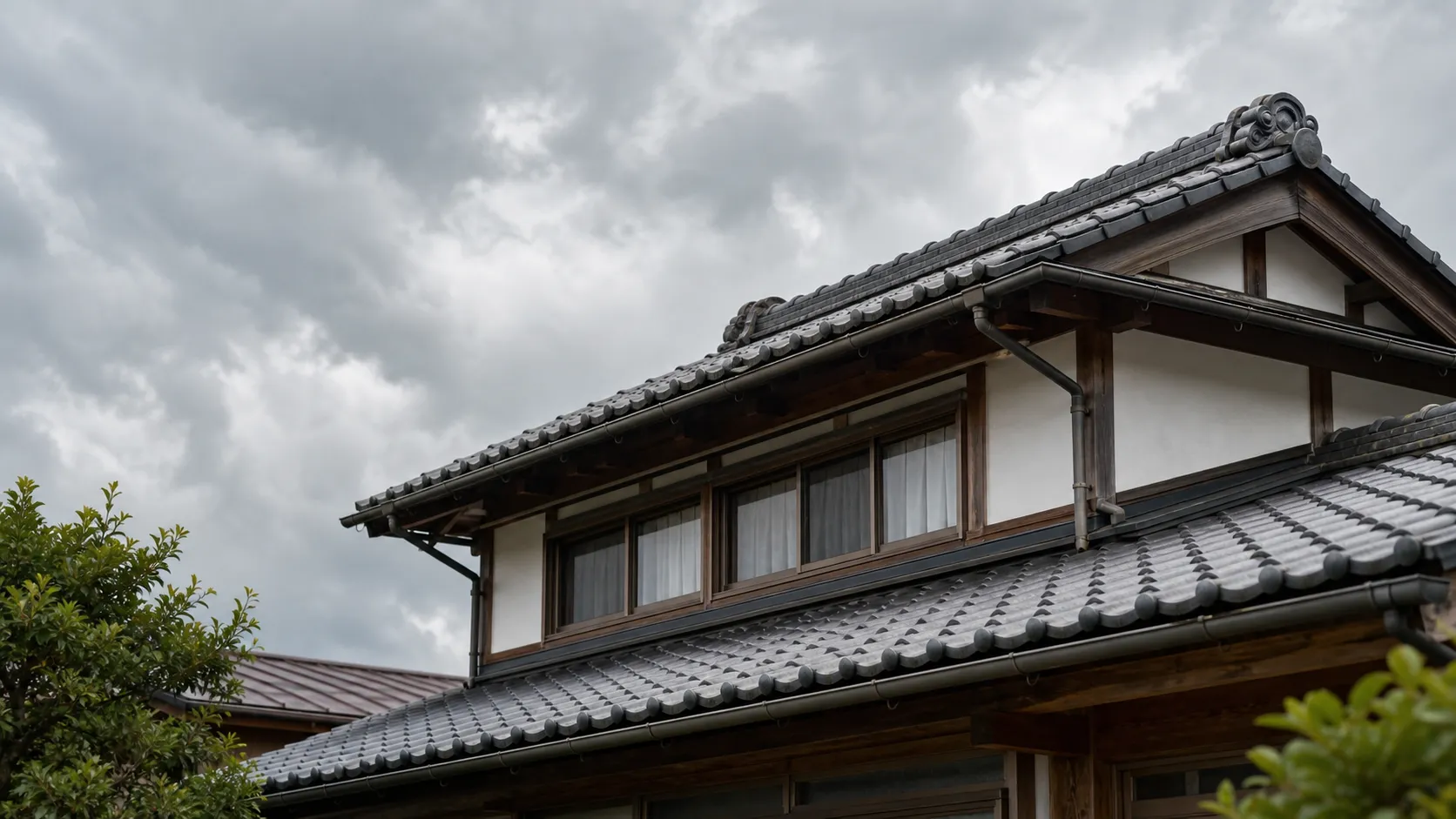 曇り空の下の日本家屋の屋根