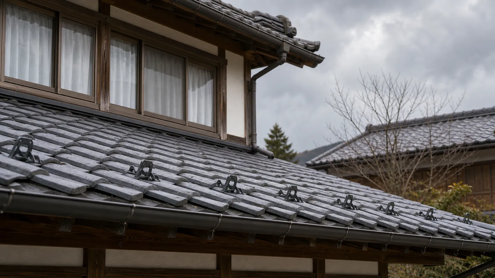雪止め金具のついた瓦屋根